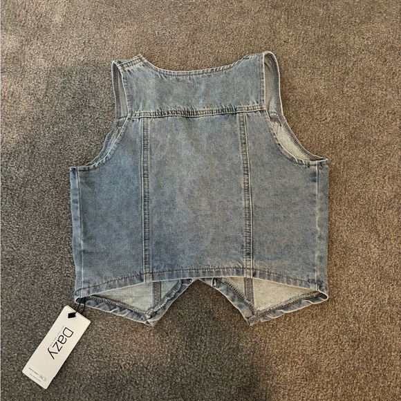 Light wash blue denim vest. Brand: DAZY, from SHEIN. Size: M, fits like an XS. - Picture 2 of 5